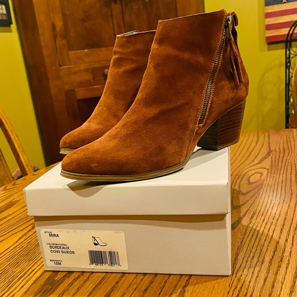 Sole Society MIRA Bordeaux genuine suede side zip booties.Wooden block heel -10M